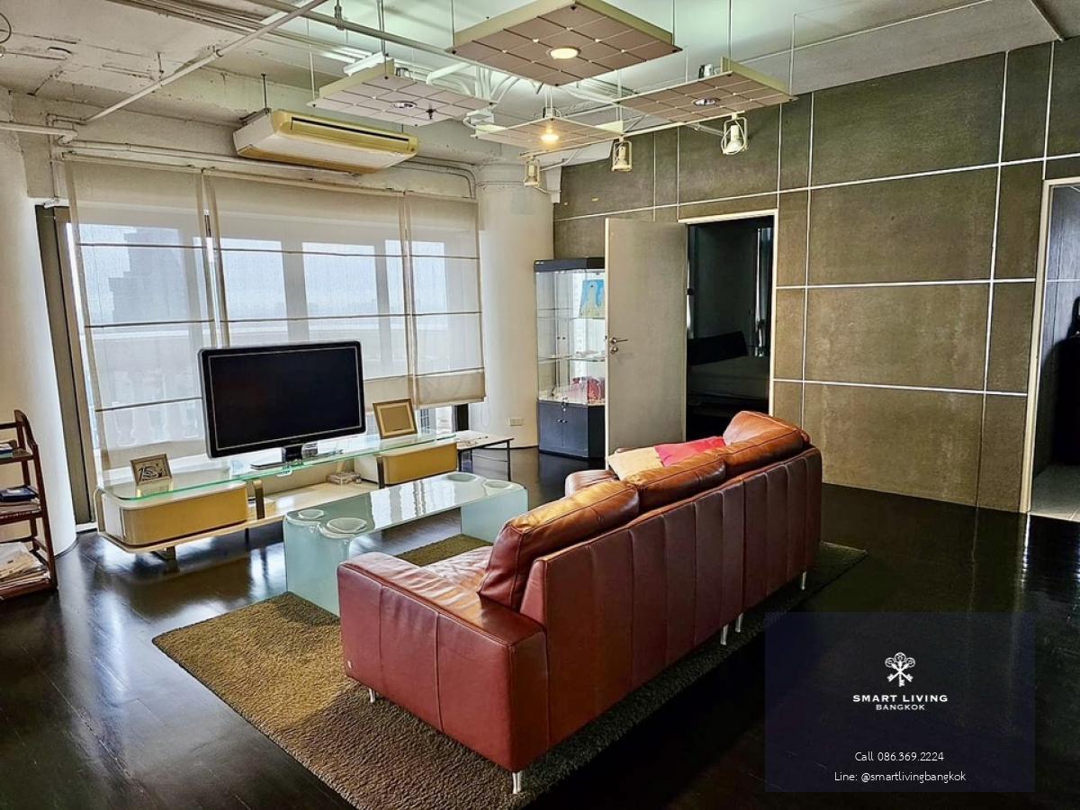 📢👇The Exclusive Luxury Private Residence with Chao-Phaya River , sunset view in , 3 balconies, outdoor jacuzzi , located in the prime location at Silom, opposite Robinson Department Store