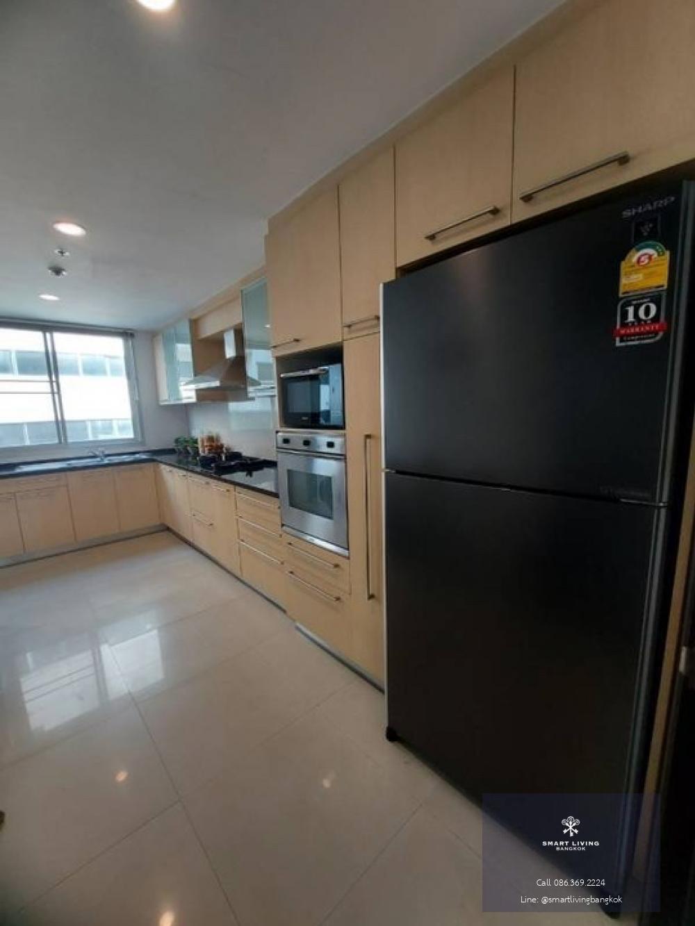 📢👇PETFRIENDLY in Sathorn, big size unit for 3 beds, fully furnished, big balcony, located in business area Sathorn, Silom, many restaurants and shopping centers, supermarkets#petfriendly