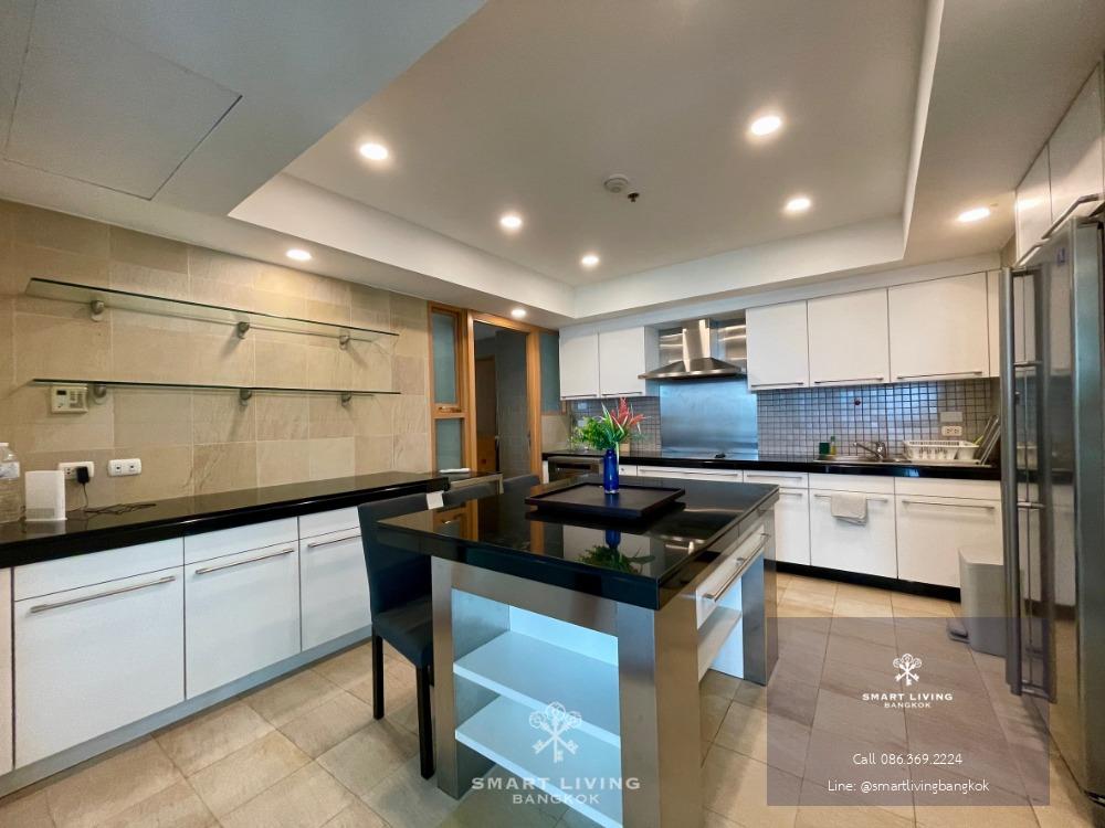 Luxurious condo/4 beds/268 sqm. Spacious living area with city and golf court views, near Lumpini Park. Only 300 meters from BTS. Private lift access to each floor. Rent at 200,000 B.