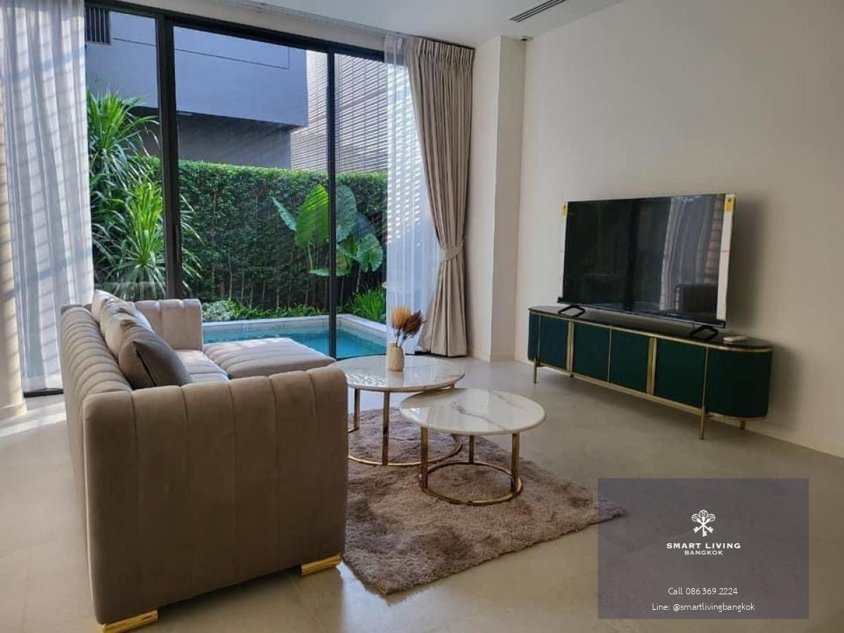 📢👇Luxury 3 storey house with lift and swimming pool in good compound and security, near many international schools, shopping mall.easily traveling as access many routes, Nearby Places• The Street Ratchada Mall - 5 km• Central Rama 9 - 6 km• Central E