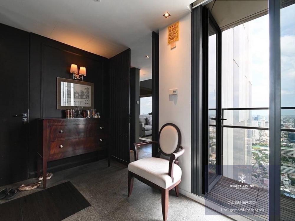 📢👇For rent rare item luxury duplex unit ,4 bedrooms in CBD area near BTS Chong Nonsi, decorated with Chanin furniture, unblocked view of Chao Phraya River