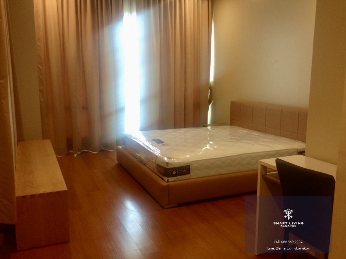 📢👇 Available mid of September Rare Item! 3 beds corner Duplex unit at Bright Sukhumvit 24. Good price nice place, near Em district (Emporium, EmQuartier, Emsphere), unblocked view, nice decoration, fully furnished.