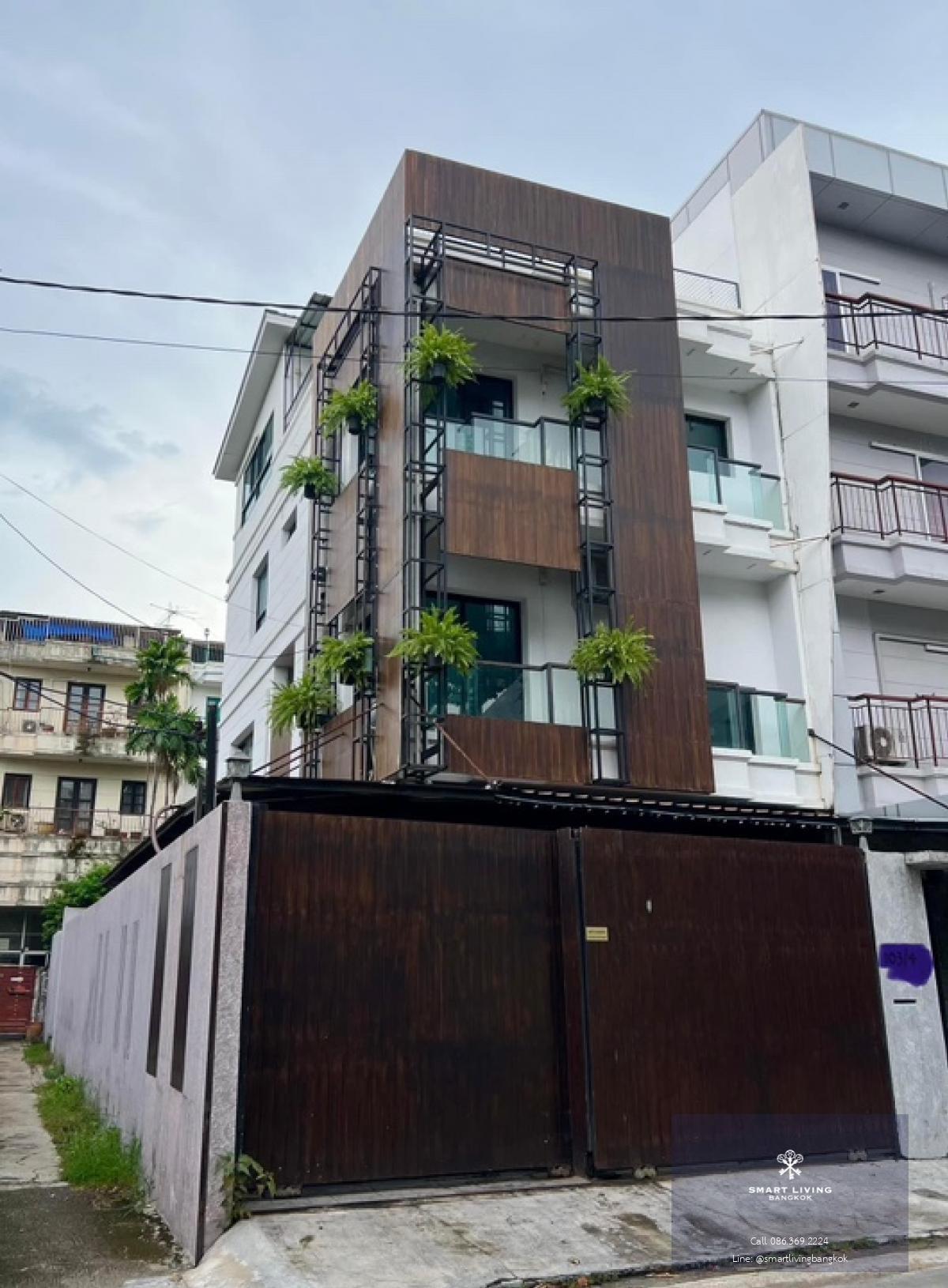 📢👇For rent Townhouse located Phahonyothin road near Ari and Saphan Kwai, surrounded by many restaurants, supermarkets, hospitals.