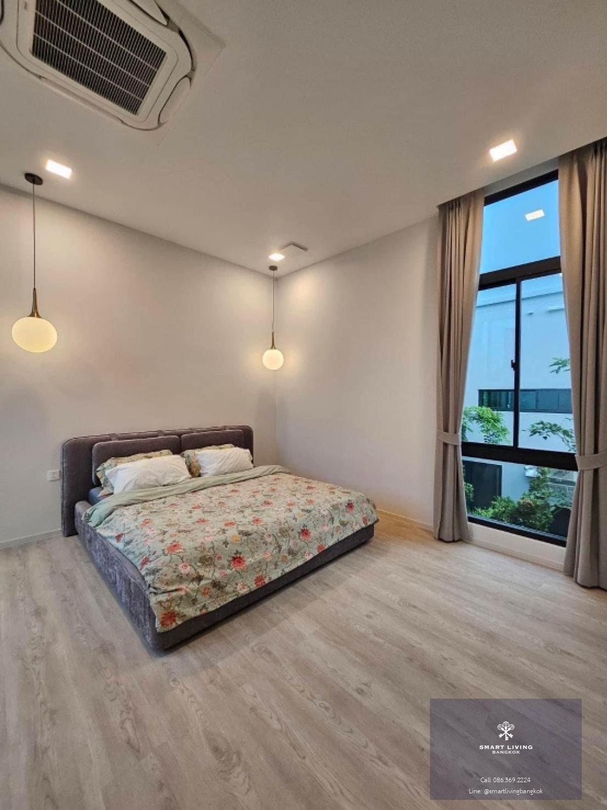 📢👇 Luxury 3 storey house with lift and fully furnished for rent at Vive Krungthep Kreetha. Transportation is convenient on many routes.