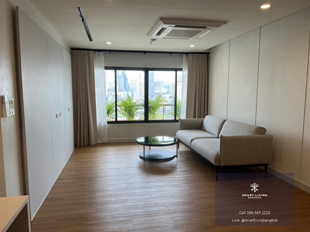 📢👇 Sell with tenant Til April 26 Newly renovated 2 beds, complete makeover from floor to ceiling, brand-new electrical appliances for your modern comfort. Unblocked view from balcony . Near Conrad Hotel, Lumpini Park, BTS Pleonchit, and the lively Ruamrud