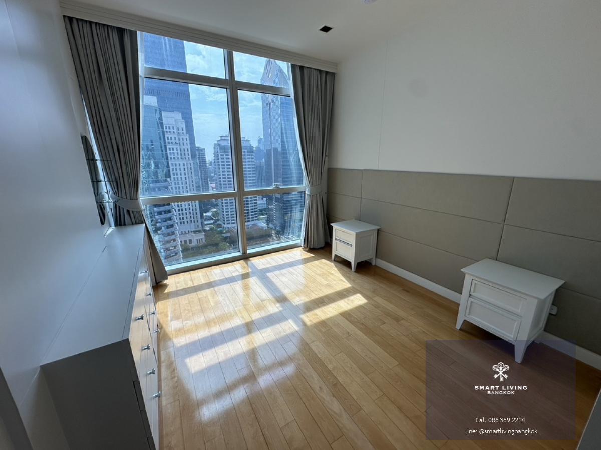 📢👇Athenee Residence, luxury condominium, near BTS Ploenchit , big size, long balcony, unblocked view, fully furnished.